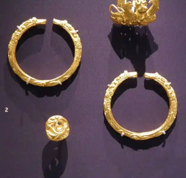 Gold personal ornaments. 5th - 4th Century BC